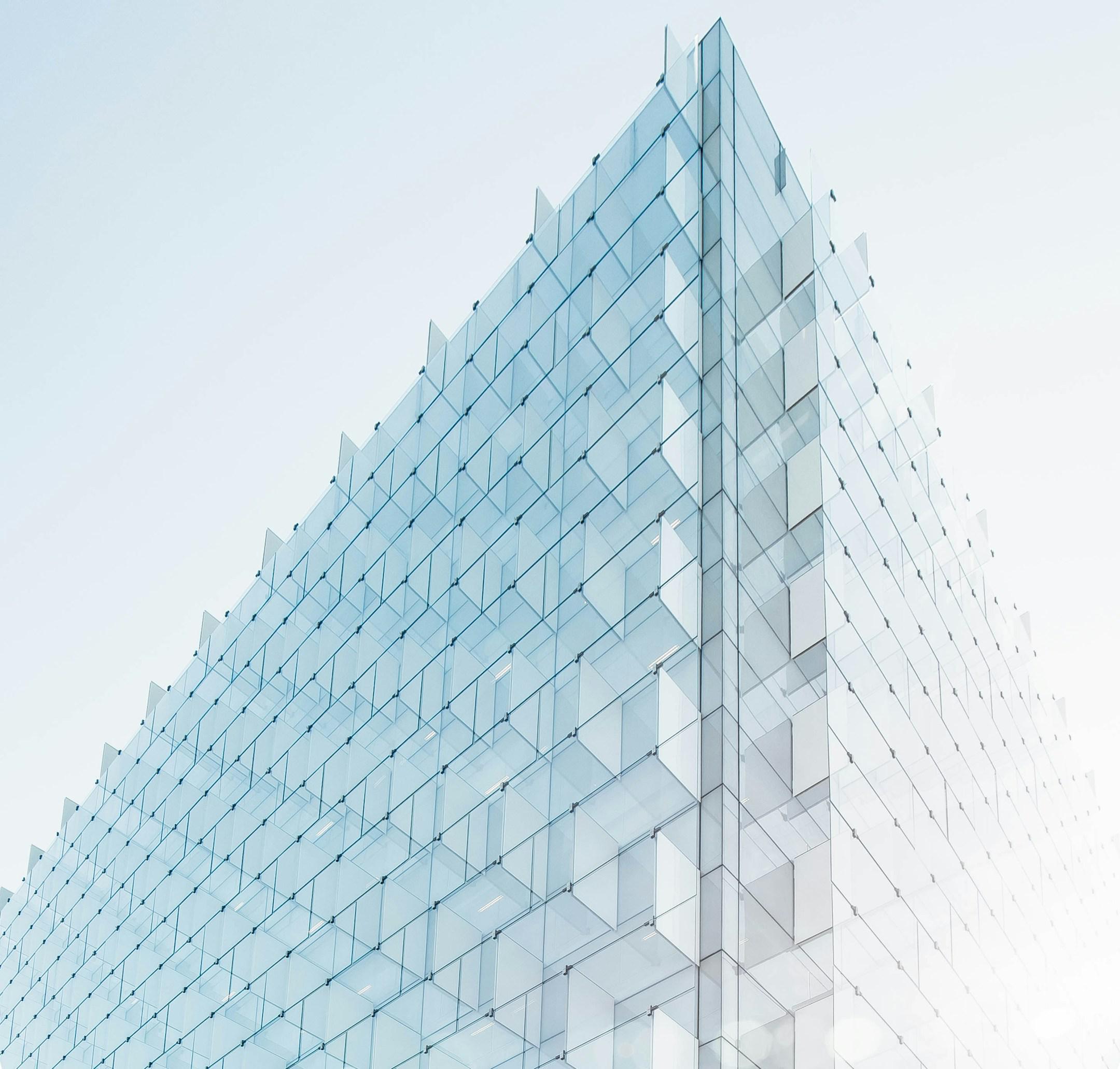 Glass plate facade edge